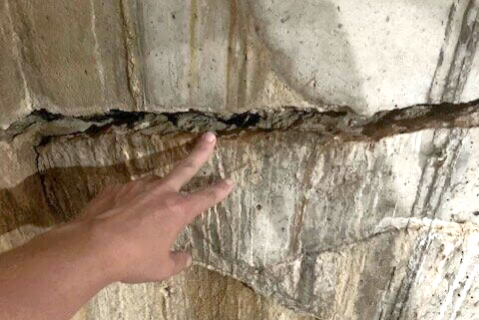 horizontal crack in concrete wall